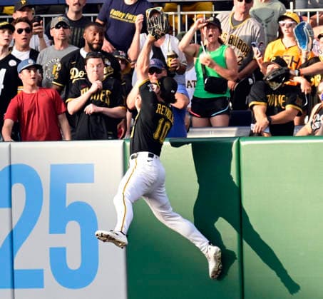 Baseball, MLB, Pittsburgh Pirates - Los Angeles Dodgers Pittsburgh Pirates left fielder Bryan Reynolds (10) leaps and makes the catch on Los Angeles Dodgers Shohei Ohtani hit in the third inning against the Pittsburgh Pirates at PNC Park on Wednesday, June 10, 2026 in Pittsburgh.  PIT2026061010 ArchiexCarpenter