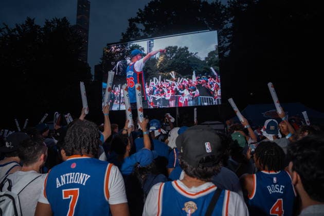 Knicks fans gather to watch the team play in Game 4 of NBA, Basketball Herren, USA Finals Fans gather at Wollman Rink in Central Park to watch Game 4 of the NBA Finals between the New York Knicks and the San Antonio Spurs in New York, New York, USA, 10 June 2026. The Knicks are playing in the NBA Finals for the first time since 1999. NEW YORK New York United States  Copyright: xOLGAxFEDOROVAx
