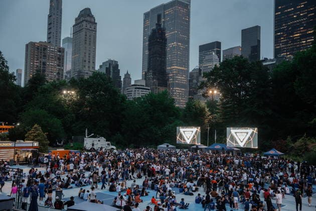 Knicks fans gather to watch the team play in Game 4 of NBA, Basketball Herren, USA Finals Fans gather at Wollman Rink in Central Park to watch Game 4 of the NBA Finals between the New York Knicks and the San Antonio Spurs in New York, New York, USA, 10 June 2026. The Knicks are playing in the NBA Finals for the first time since 1999. NEW YORK New York United States  Copyright: xOLGAxFEDOROVAx