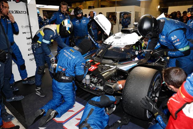 Motorsport, 24 Stunden von Le Mans, Training und Qualifikation #2 24 HEURES DU MANS 2026 - FREE PRACTICE AND QUALIFIYING SESSION 36 MAKOWIECKI Frà dà ric (fra), GOUNON Jules (fra), MARTINS Victor (fra), Alpine Endurance Team, Alpine A424 36, Hypercar, pitstop, arrêt aux stands, michelin engineer, portrait, during the Free Practice and Qualifying session of the 24 Hours of Le Mans 2026, 3rd round of the 2026 FIA World Endurance Championship, from June 10 to 11, 2026 on the Circuit des 24 Heures du Mans in Le Mans, France - Le MansFrance Copyright: xFREDERICxLExFLOCxHx