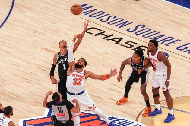 NBA, Basketball Herren, USA Finals Game 4 - San Antonio Spurs at New York Knicks San Antonio Spurs forward-center Victor Wembanyama (C-L) and New York Knicks center-forward Karl-Anthony Towns (C-R) in action during Game 4 of the NBA Finals, played between the San Antonio Spurs and New York Knicks at Madison Square Garden in New York, New York, USA, 10 June 2026. NEW YORK NEW YORK UNITED STATES  Copyright: xSARAHxYENESELx