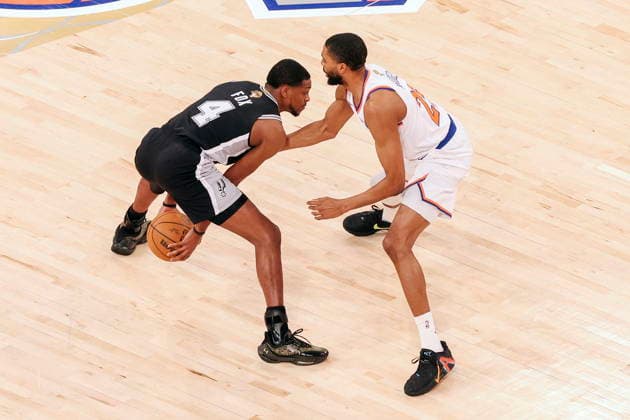 NBA, Basketball Herren, USA Finals Game 4 - San Antonio Spurs at New York Knicks San Antonio Spurs guard De Aaron Fox (L) in action against and New York Knicks guard-forward Mikal Bridges (R) during Game 4 of the NBA Finals, played between the San Antonio Spurs and New York Knicks at Madison Square Garden in New York, New York, USA, 10 June 2026. NEW YORK NEW YORK UNITED STATES  Copyright: xSARAHxYENESELx