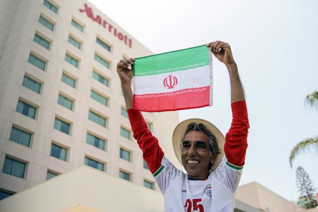 Fußball, FIFA WM 2026, Nationalteam Iran, Fans vor Mannschaftshotel in Tijuana FIFA World Cup, WM, Weltmeisterschaft, Fussball 2026 - Iran fans gather in Tijuana epaselect A fan holds an Iranian flag outside the hotel where Iran s national soccer team is staying in Tijuana, Mexico, 10 June 2026. Iran will face New Zealand in a FIFA World Cup 2026 group-stage match in Los Angeles on 15 June and is based in Tijuana amid US visa restrictions affecting members of its delegation. TIJUANA Mexico  Copyright: xJOEBETHxTERRIQUEZx