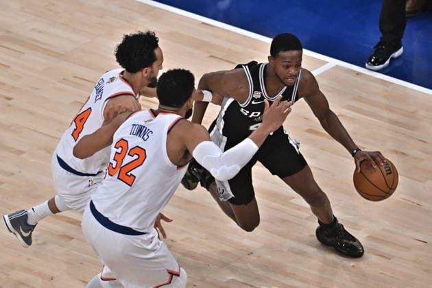 San Antonio Spurs v New York Knicks - NBA, Basketball Herren, USA Finals NEW YORK, UNITED STATES - JUNE 10: Karl-Anthony Towns (32) and Landry Shamet (44) of the New York Knicks and De Aaron Fox (4) of San Antonio Spurs in action during the National Basketball Association (NBA) finals game between the New York Knicks and San Antonio Spurs at the Madison Square Garden in New York, United States on June 10, 2026. Celal Gunes Anadolu New York United States. Editorial use only. Please get in touch for any other usage.  Copyright: x2026xAnadoluxCelalxGunesx