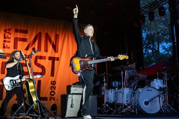 Fans gather in Toronto for FIFA World Cup, WM, Weltmeisterschaft, Fussball 2026 countdown concert Canadian singer Bryan Adams performs during the FIFA World Cup 2026 countdown concert in Toronto, Canada, 10 June 2026. The 2026 FIFA World Cup begins on 11 June 2026 with the opening match between Mexico and South Africa in Mexico City. Toronto Canada  Copyright: xEDUARDOxLIMAx
