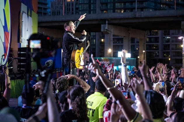 Fans gather in Toronto for FIFA World Cup, WM, Weltmeisterschaft, Fussball 2026 countdown concert Canadian singer Bryan Adams performs during the FIFA World Cup 2026 countdown concert in Toronto, Canada, 10 June 2026. The 2026 FIFA World Cup begins on 11 June 2026 with the opening match between Mexico and South Africa in Mexico City. Toronto Canada  Copyright: xEDUARDOxLIMAx