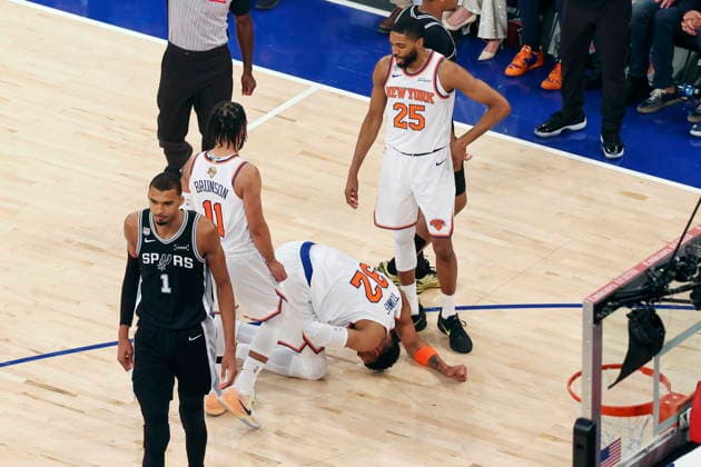 NBA, Basketball Herren, USA Finals Game 4 - San Antonio Spurs at New York Knicks New York Knicks center-forward Karl-Anthony Towns (C) reacts to being struck by a Spurs player during Game 4 of the NBA Finals, played between the San Antonio Spurs and New York Knicks at Madison Square Garden in New York, New York, USA, 10 June 2026. NEW YORK NEW YORK UNITED STATES  Copyright: xSARAHxYENESELx