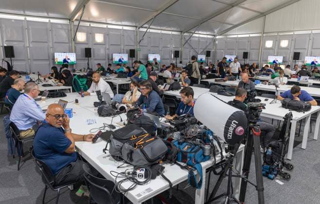 Fußball, FIFA WM 2026, Eindrücke aus dem Pressezentrum in Mexiko-Stadt MEXICO CITY, MEXICO - JUNE 10: Media staff work at the media center of Mexico City Stadium on June 10, 2026 in Mexico City, Mexico. Mexico City Stadium has been confirmed as the venue for the opening fixture of the FIFA World Cup, WM, Weltmeisterschaft, Fussball 2026 on June 11, becoming the first stadium to host three FIFA World Cup opening matches.  Copyright: xVCGx 111647502888