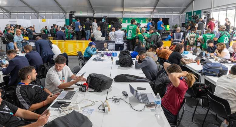Fußball, FIFA WM 2026, Eindrücke aus dem Pressezentrum in Mexiko-Stadt MEXICO CITY, MEXICO - JUNE 10: Media staff work at the media center of Mexico City Stadium on June 10, 2026 in Mexico City, Mexico. Mexico City Stadium has been confirmed as the venue for the opening fixture of the FIFA World Cup, WM, Weltmeisterschaft, Fussball 2026 on June 11, becoming the first stadium to host three FIFA World Cup opening matches.  Copyright: xVCGx 111647502892