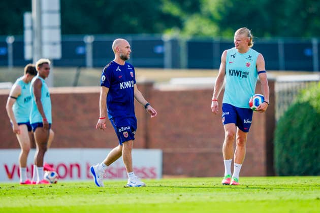 World Cup 2026 Greensboro, USA 20260610 Norways materials manager Sigurd Ertsas and Erling Braut Haaland during a training session with the Norwegian mens national soccer team at The University of North Carolina Greensboro UNCG Photo Fredrik Varfjell NTB Greensboro USA EDITORIAL USE ONLY RESTRICTED USE FOR BETTING COMPANIES  Copyright: xFredrikxVarfjellx xNTBx