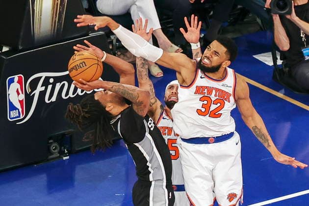 NBA, Basketball Herren, USA Finals Game 4 - San Antonio Spurs vs New York Knicks New York Knicks center-forward Karl-Anthony Towns (R) in action during Game 4 of the NBA Finals, played between the San Antonio Spurs and New York Knicks at Madison Square Garden in New York, New York, USA, 10 June 2026. NEW YORK NEW YORK UNITED STATES  Copyright: xSARAHxYENESELx