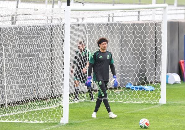 Fußball, FIFA WM 2026, Nationalteam Mexiko, Training MEXICO CITY, MEXICO - JUNE 10: Guillermo Ochoa of Team Mexico attends a training session one day ahead of the FIFA World Cup, WM, Weltmeisterschaft, Fussball 2026 Group A match between Mexico and South Africa on June 10, 2026 in Mexico City, Mexico.  Copyright: xVCGx 111647506527