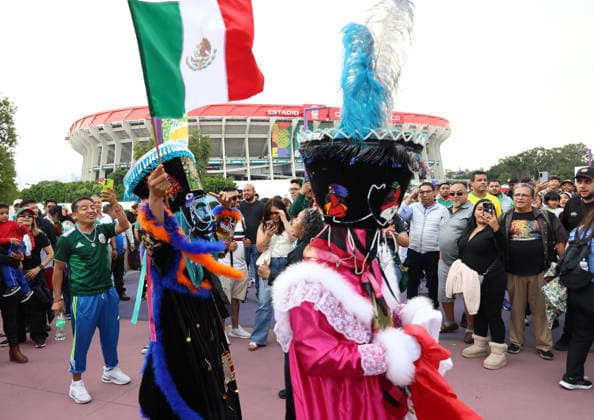 Fußball, FIFA WM 2026, Eindrücke vom Aztekenstadion am Vortag des Eröffnungssspiels in Mexiko-Stadt June 10, 2026, Mexico City, Ciudad De Mexico, Mexico: Mexican fans in front of Estadio Ciudad de Mexico, formerly known as Azteca, before opening ceremony of FIFA World Cup, WM, Weltmeisterschaft, Fussball 2026, Mexico City, Mexico. FIFA World Cup 2026 - Fans In Mexico City  - ZUMAc278 20260610_zsp_c278_008 Copyright: xMarcinxCholewinskix
