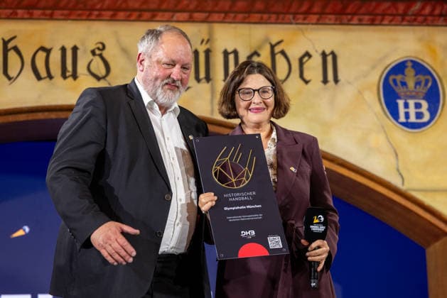 Andreas Michelmann, President, German Handball Federation and Olympic Park Director Marion Schöne presents the Historic Handball Award for the Olympic Hall in Munich, Handball World Cup 2027 Draw , Handball, World Cup, Draw, 2027, 10.06.2026, Hofbraeuhaus Munich Hofbraeuhaus Munich Germany Copyright: xFootxBowl BjörnxKeckerx