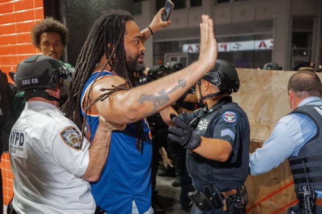 Knicks fans gather to watch the team play in Game 4 of NBA, Basketball Herren, USA Finals New York Police Department (NYPD) officers arrest a Knicks fan during celebrations after the New York Knicks win against the San Antonio Spurs in ame 4 of the NBA Finals, in New York, New York, USA, 10 June 2026. The New York Knicks are playing in the NBA Finals for the first time since 1999. NEW YORK New York United States  Copyright: xOLGAxFEDOROVAx