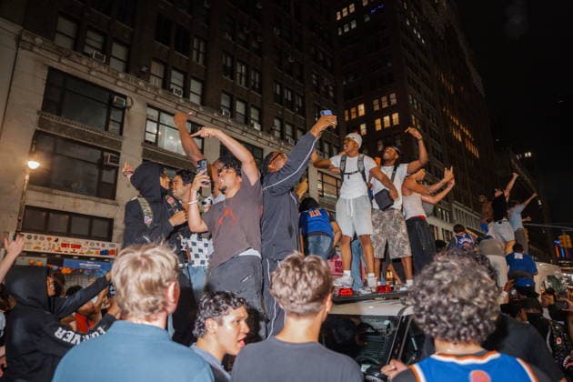 Knicks fans gather to watch the team play in Game 4 of NBA, Basketball Herren, USA Finals Knicks fans jump on top of a police cruiser during celebrations after the New York Knicks win against the San Antonio Spurs in ame 4 of the NBA Finals, in New York, New York, USA, 10 June 2026. The New York Knicks are playing in the NBA Finals for the first time since 1999. NEW YORK New York United States  Copyright: xOLGAxFEDOROVAx