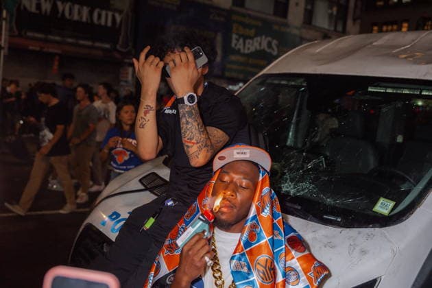 Knicks fans gather to watch the team play in Game 4 of NBA, Basketball Herren, USA Finals Knicks fans pose with a smashed police cruiser during the celebrations after the New York Knicks win against the San Antonio Spurs in ame 4 of the NBA Finals, in New York, New York, USA, 10 June 2026. The New York Knicks are playing in the NBA Finals for the first time since 1999. NEW YORK New York United States  Copyright: xOLGAxFEDOROVAx