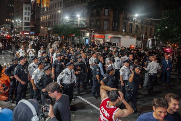 Knicks fans gather to watch the team play in Game 4 of NBA, Basketball Herren, USA Finals New York Police Department (NYPD) officers move to clear the unruly crowd during the celebrations after the New York Knicks win against the San Antonio Spurs in ame 4 of the NBA Finals, in New York, New York, USA, 10 June 2026. The New York Knicks are playing in the NBA Finals for the first time since 1999. NEW YORK New York United States  Copyright: xOLGAxFEDOROVAx