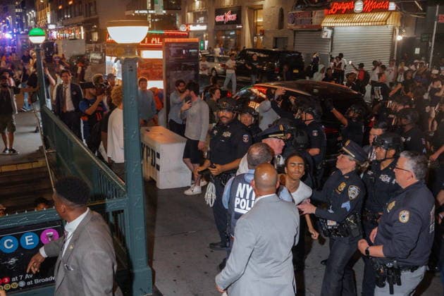 Knicks fans gather to watch the team play in Game 4 of NBA, Basketball Herren, USA Finals New York Police Department (NYPD) officers move to clear the unruly crowd during the celebrations after the New York Knicks win against the San Antonio Spurs in game 4 of the NBA Finals, in New York, New York, USA, 10 June 2026. The New York Knicks are playing in the NBA Finals for the first time since 1999. NEW YORK New York United States  Copyright: xOLGAxFEDOROVAx