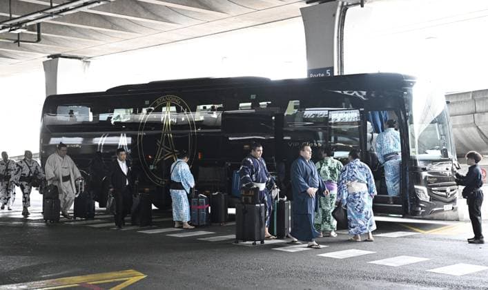 Sumo: Paris exhibition Sumo wrestlers board a bus after arriving at Charles de Gaulle airport near Paris on June 10, 2026, for a June 13-14 exhibition tournament in the French capital.  A14AA0005618236P