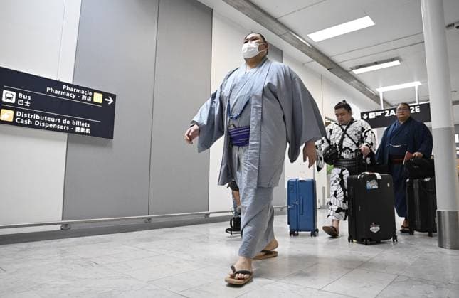Sumo: Paris exhibition Sumo grand champion Onosato arrives at Charles de Gaulle airport near Paris on June 10, 2026, for a June 13-14 exhibition tournament in the French capital.  A14AA0005618237P
