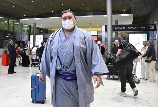 Sumo: Paris exhibition Sumo grand champion Onosato arrives at Charles de Gaulle airport near Paris on June 10, 2026, for a June 13-14 exhibition tournament in the French capital.  A14AA0005618238P