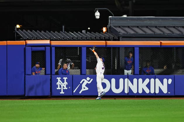 MLB, Baseball Herren, USA St. Louis Cardinals Vs. New York Mets New York Mets right fielder Carson Benge 3 reaches back to catch a ball during the fifth inning of a baseball game against the St. Louis Cardinals at Citi Field in Flushing, New York, on June 10, 2026. Flushing New York United States  Copyright: xGordonxDonovanx originalFilename:donovan-mlbstlou260610_npdL3.jpg