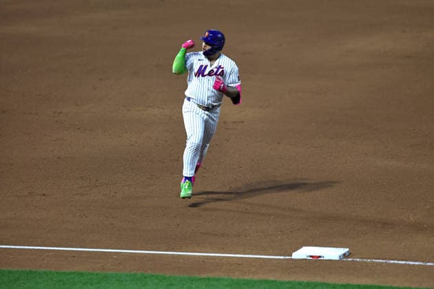 MLB, Baseball Herren, USA St. Louis Cardinals Vs. New York Mets New York Mets player Francisco Alvarez 4 flexes his muscle while rounding the bases after hitting a two-run home run during the fourth inning of a baseball game against the St. Louis Cardinals at Citi Field in Flushing, New York, on June 10, 2026. Flushing New York United States  Copyright: xGordonxDonovanx originalFilename:donovan-mlbstlou260610_npFQ8.jpg
