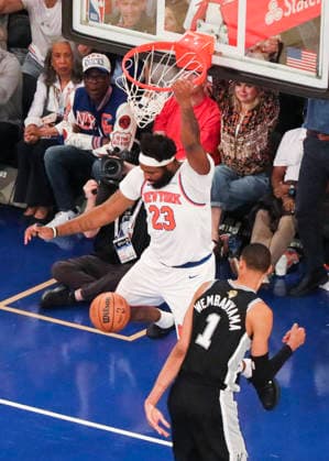 (260611) -- NEW YORK, June 11, 2026 -- Mitchell Robinson (L) of New York Knicks dunks during the final game 4 between New York Knicks and San Antonio Spurs at the 2025-2026 NBA, Basketball Herren, USA basketball game in San Antonio, the United States, June 10, 2026. ) (SP)U.S.-NEW YORK-BASKETBALL-NBA-FINALS-KNICKS VS SPURS ZhangxFengguo 