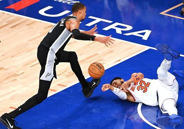 (260611) -- NEW YORK, June 11, 2026 -- Victor Wembanyama (L) of San Antonio Spurs vies with Karl-Anthony Towns of New York Knicks for the ball during the final game 4 between New York Knicks and San Antonio Spurs at the 2025-2026 NBA, Basketball Herren, USA basketball game in San Antonio, the United States, June 10, 2026. ) (SP)U.S.-NEW YORK-BASKETBALL-NBA-FINALS-KNICKS VS SPURS WuxXiaoling 