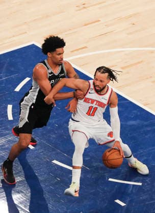 (260611) -- NEW YORK, June 11, 2026 -- Jalen Brunson (R) of New York Knicks breaks through during the final game 4 between New York Knicks and San Antonio Spurs at the 2025-2026 NBA, Basketball Herren, USA basketball game in San Antonio, the United States, June 10, 2026. ) (SP)U.S.-NEW YORK-BASKETBALL-NBA-FINALS-KNICKS VS SPURS ZhangxFengguo 