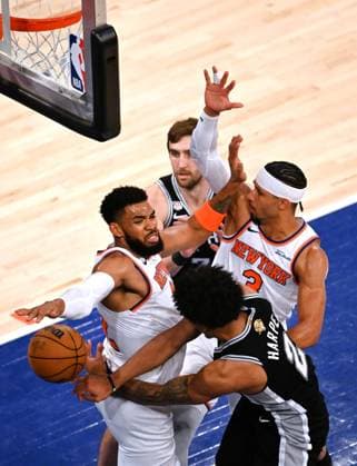(260611) -- NEW YORK, June 11, 2026 -- Dylan Harper (Front R) of San Antonio Spurs goes for a layup during the final game 4 between New York Knicks and San Antonio Spurs at the 2025-2026 NBA, Basketball Herren, USA basketball game in San Antonio, the United States, June 10, 2026. ) (SP)U.S.-NEW YORK-BASKETBALL-NBA-FINALS-KNICKS VS SPURS WuxXiaoling 