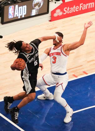 (260611) -- NEW YORK, June 11, 2026 -- Stephon Castle (L) of San Antonio Spurs breaks through during the final game 4 between New York Knicks and San Antonio Spurs at the 2025-2026 NBA, Basketball Herren, USA basketball game in San Antonio, the United States, June 10, 2026. ) (SP)U.S.-NEW YORK-BASKETBALL-NBA-FINALS-KNICKS VS SPURS ZhangxFengguo 