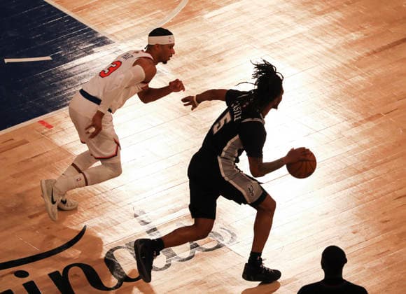 (260611) -- NEW YORK, June 11, 2026 -- Stephon Castle (R) of San Antonio Spurs breaks through during the final game 4 between New York Knicks and San Antonio Spurs at the 2025-2026 NBA, Basketball Herren, USA basketball game in San Antonio, the United States, June 10, 2026. ) (SP)U.S.-NEW YORK-BASKETBALL-NBA-FINALS-KNICKS VS SPURS ZhangxFengguo 