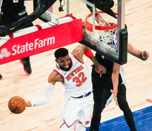 (260611) -- NEW YORK, June 11, 2026 -- Karl-Anthony Towns (L) of New York Knicks breaks through during the final game 4 between New York Knicks and San Antonio Spurs at the 2025-2026 NBA, Basketball Herren, USA basketball game in San Antonio, the United States, June 10, 2026. (Photo by Xinhua) (SP)U.S.-NEW YORK-BASKETBALL-NBA-FINALS-KNICKS VS SPURS SunxYuxuan 