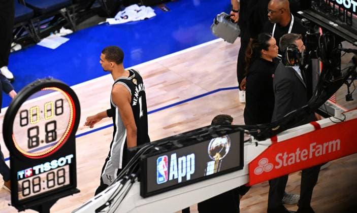 (260611) -- NEW YORK, June 11, 2026 -- Victor Wembanyama (1st L) of San Antonio Spurs leaves the court after the final game 4 between New York Knicks and San Antonio Spurs at the 2025-2026 NBA, Basketball Herren, USA basketball game in San Antonio, the United States, June 10, 2026. ) (SP)U.S.-NEW YORK-BASKETBALL-NBA-FINALS-KNICKS VS SPURS WuxXiaoling 