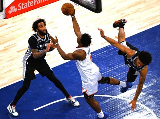 (260611) -- NEW YORK, June 11, 2026 -- OG Anunoby (C) of New York Knicks goes for a layup during the final game 4 between New York Knicks and San Antonio Spurs at the 2025-2026 NBA, Basketball Herren, USA basketball game in San Antonio, the United States, June 10, 2026. ) (SP)U.S.-NEW YORK-BASKETBALL-NBA-FINALS-KNICKS VS SPURS WuxXiaoling 