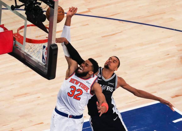 (260611) -- NEW YORK, June 11, 2026 -- Karl-Anthony Towns (L) of New York Knicks goes for a layup during the final game 4 between New York Knicks and San Antonio Spurs at the 2025-2026 NBA, Basketball Herren, USA basketball game in San Antonio, the United States, June 10, 2026. ) (SP)U.S.-NEW YORK-BASKETBALL-NBA-FINALS-KNICKS VS SPURS ZhangxFengguo 