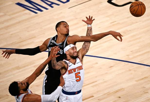 (260611) -- NEW YORK, June 11, 2026 -- Victor Wembanyama (C) of San Antonio Spurs defends during the final game 4 between New York Knicks and San Antonio Spurs at the 2025-2026 NBA, Basketball Herren, USA basketball game in San Antonio, the United States, June 10, 2026. ) (SP)U.S.-NEW YORK-BASKETBALL-NBA-FINALS-KNICKS VS SPURS WuxXiaoling 