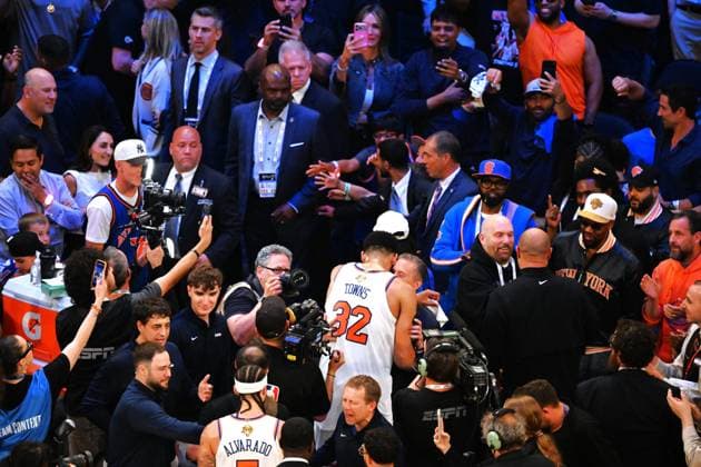 (260611) -- NEW YORK, June 11, 2026 -- Karl-Anthony Towns (C) of New York Knicks accepts congratulations after the final game 4 between New York Knicks and San Antonio Spurs at the 2025-2026 NBA, Basketball Herren, USA basketball game in San Antonio, the United States, June 10, 2026. ) (SP)U.S.-NEW YORK-BASKETBALL-NBA-FINALS-KNICKS VS SPURS WuxXiaoling 