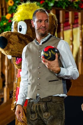 FINAL DRAW IHF MensÂ s Handball World Championship Germany 2027 10 06 2026 The final group draw for the Handball World Championship 2027 takes place today at the Hofbräuhaus in Munich in the picture Pascal HENS with the match ball of the World Championship Copyright: xBEAUTIFULxSPORTS Goldbergx