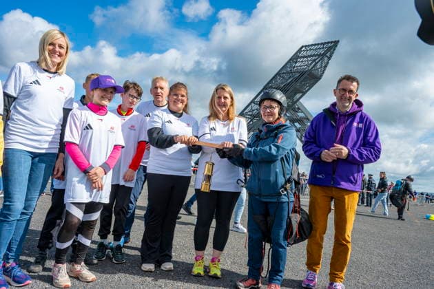 On Thursday 11 6 2026, the FAckellauf of the Special Olympics National Games for the Saarlouis district will start in Ensdorf The skydiver Nils Kammer brought the flame in a miners lamp to the slagheap and handed it over to District Administrator Patrik Lauer and athlete Sascha Wollmer The flame was then passed on bub