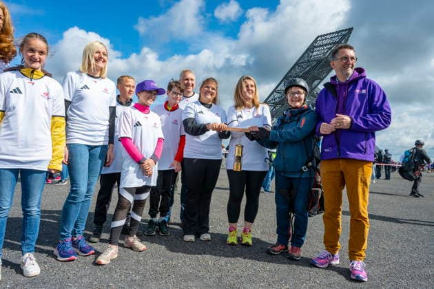 On Thursday 11 6 2026, the FAckellauf of the Special Olympics National Games for the Saarlouis district will start in Ensdorf The skydiver Nils Kammer brought the flame in a miners lamp to the slagheap and handed it over to District Administrator Patrik Lauer and athlete Sascha Wollmer The flame was then passed on bub