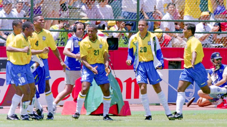 940620 Football, FIFA World Cup, WM, Weltmeisterschaft, Fussball 1994 (USA), Group B, Brazil - Russia 2-0: Brazils Romario (R) celebrates his 1-0 goal with teammates. Photo: BILDBYRAN M013_05 940620brarys 1994 brasilien ryssland brazil russia m013_05 scanx dia bbeng fotboll football soccer VM VM94 VM1994 VM 1994 fotbolls-vm fifa world cup brazil v russia 960620 world championships världsmästerskap stanford stadium san francisco june 20 *** 940620 Football, FIFA World Cup 1994 USA , Group B, Brazil Russia 2 0 Brazils Romario R celebrates his 1 0 goal with teammates Photo BILDBYRAN M013 05 940620brarys 1994 brazil russia brazil russia m013 05 scanx dia bbeng football soccer VM VM94 VM1994 VM 1994 soccer world cup fifa world cup brazil v russia 960620 world championships world championships stanford stadium san francisco june 20  Copyright: BILDBYRAN BB940620BB136