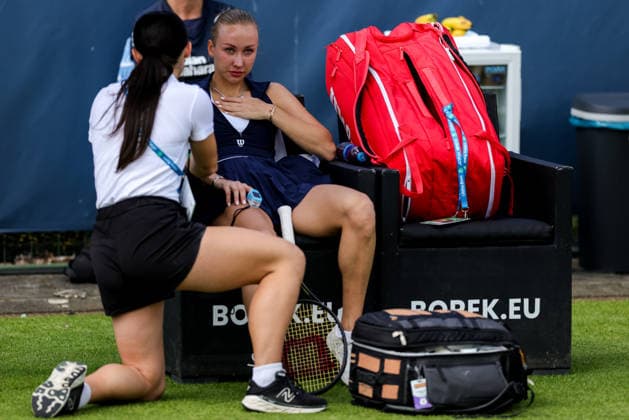 ROSMALEN, NETHERLANDS - JUNE 11: Anastasia Potapova of Austria receives medical treatment in her Women s Singles Second Round match against Zeynep Sonmez of Turkiye during Day 4 of the Libema Open Grass Court Championships at the Autotron on June 11, 2026 in Rosmalen, Netherlands.  Copyright: xRenexNijhuis MBxMediax