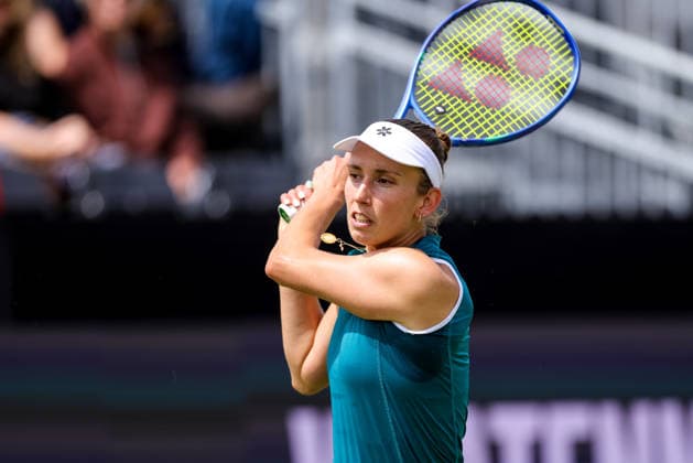 ROSMALEN, NETHERLANDS - JUNE 11: Elise Mertens of Belgium plays a backhand in her Women s Singles Second Round match against Elena-Gabriela Ruse of Romania during Day 4 of the Libema Open Grass Court Championships at the Autotron on June 11, 2026 in Rosmalen, Netherlands.  Copyright: xRenexNijhuis MBxMediax