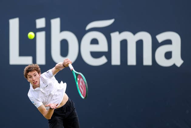 ROSMALEN, NETHERLANDS - JUNE 11: Ugo Humbert of France serves in his Men s Singles Second Round match against Benjamin Bonzi of France during Day 4 of the Libema Open Grass Court Championships at the Autotron on June 11, 2026 in Rosmalen, Netherlands.  Copyright: xRenexNijhuis MBxMediax