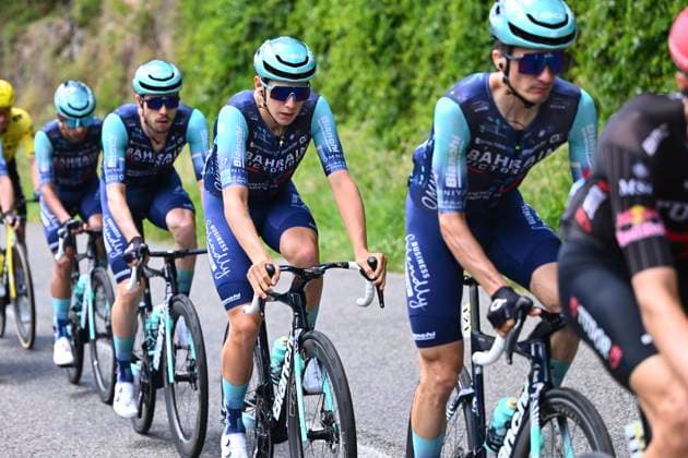 Tour Auvergne - Rhone-Alpes 2026 Stage 5 PARC DES OISEAUX - VILLARS-LES-DOMBES, FRANCE - JUNE 11 : riders of team Bahrain - Victorious during stage 5 of the 78th edition of Tour Auvergne - Rhone-Alpes an UCI World Tour 2.UWT cycling road race stage for Men Elite of 195.8 km with start in Saint-Chamond and finish in Parc des Oiseaux - Villars-les-Dombes on June 11, 2026 in Parc des Oiseaux - Villars-les-Dombes, France, 11 06 2026 ( Motordriver Guy De Vuyst - Parc des Oiseaux - Villars-les-Dombes France  Copyright: xVincentxKalutx