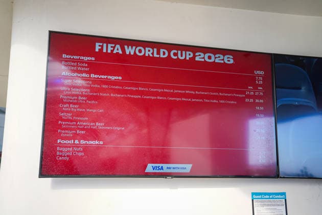 USA, Inglewood (Los Angeles County, Kalifornien), Nordamerika: Fussball FIFA World Cup, WM, Weltmeisterschaft, Fussball 2026, SoFi Stadium, Stadiongastronomie, Getränkepreise, hohe Getränkepreise, teure Getränkepreise, Bierpreise, Alkoholpreise, Premium Beer, Craft Beer, Softdrinks, Wasser, Verpflegung, Catering, Speisekarte, Getränkekarte, Inflation, Konsum, Kaufkraft, Hospitality, Stadionbetrieb, FIFA Branding, Großveranstaltung, Fußball-Weltmeisterschaft, Besucher, Fans, Eventmanagement, Verkaufsstand, Digital Signage, Symbolfoto. *** USA, Inglewood Los Angeles County, California , North America Football FIFA World Cup 2026, SoFi Stadium, stadium gastronomy, drink prices, high drink prices, expensive drink prices, beer prices, alcohol prices, premium beer, craft beer, soft drinks, water, food, catering, menu, drinks menu, inflation, consumption, purchasing power, hospitality, stadium operations, FIFA branding, major event, soccer World Cup, visitors, fans, event management, sales stand, digital signage, symbol photo Copyright: xJOERANxSTEINSIEKx