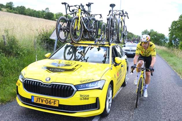 Tour Auvergne - Rhone-Alpes 2026 Stage 5 PARC DES OISEAUX - VILLARS-LES-DOMBES, FRANCE - JUNE 11 : Van Aert Wout (BEL) of Team Visma Lease a Bike at the team car during stage 5 of the 78th edition of Tour Auvergne - Rhone-Alpes an UCI World Tour 2.UWT cycling road race stage for Men Elite of 195.8 km with start in Saint-Chamond and finish in Parc des Oiseaux - Villars-les-Dombes on June 11, 2026 in Parc des Oiseaux - Villars-les-Dombes, France, 11 06 2026 ( Motordriver Guy De Vuyst - Parc des Oiseaux - Villars-les-Dombes France  Copyright: xVincentxKalutx